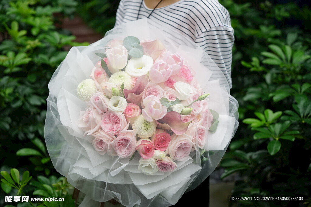 手持梦幻粉色系鲜花束