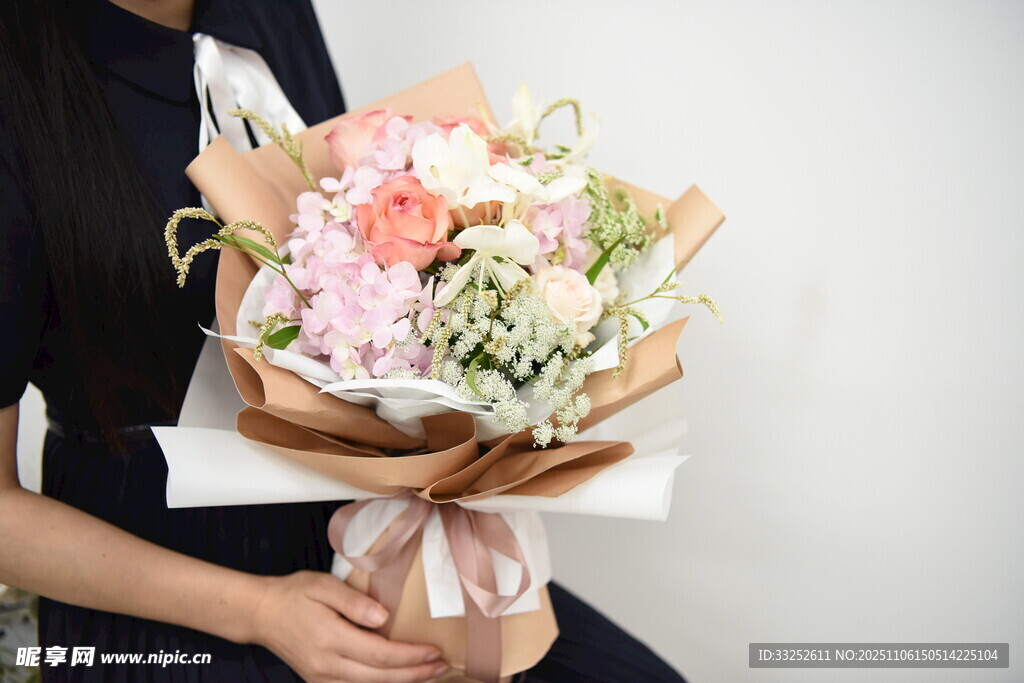 手持缤纷花束的优雅身影
