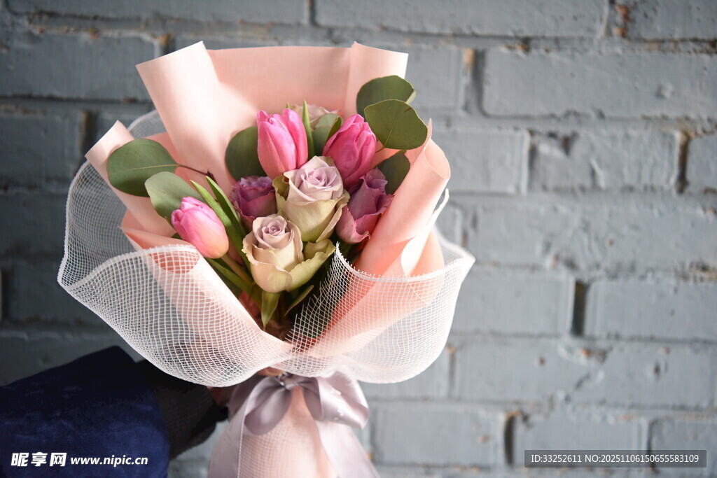 粉色郁金香花束特写