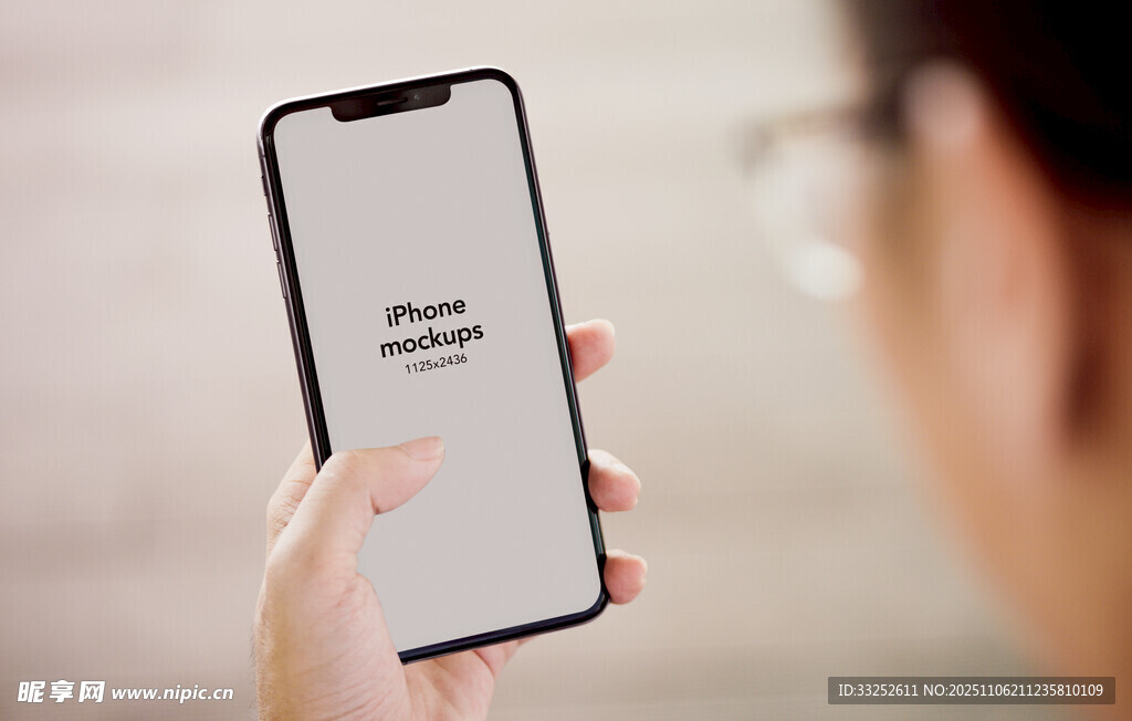 手持手机显示屏幕内容