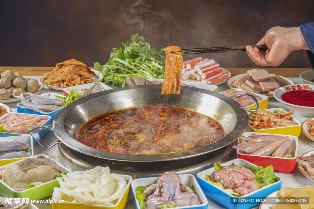丰盛火锅食材摆满一桌