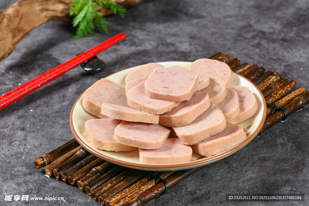 美味切片午餐肉摆于盘中