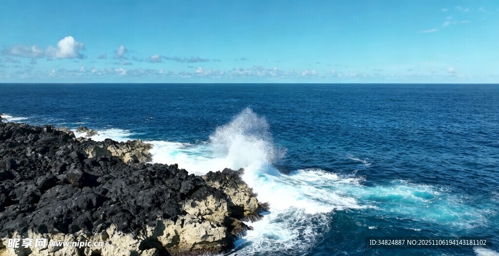 海边礁石海浪拍打美景