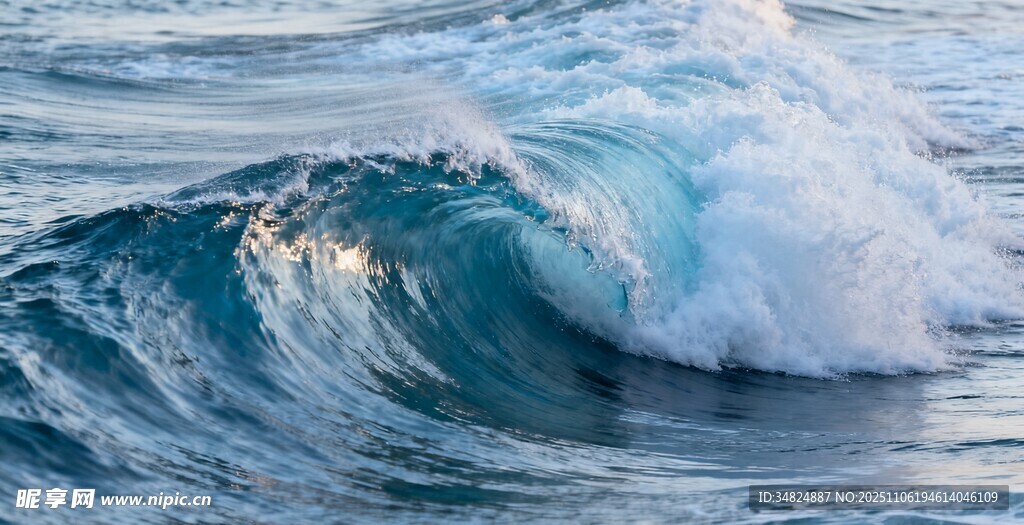 海浪翻涌的壮阔瞬间