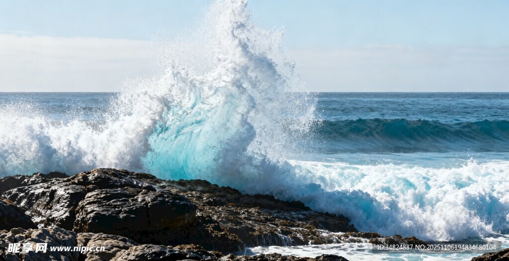 海浪拍打礁石的壮丽瞬间