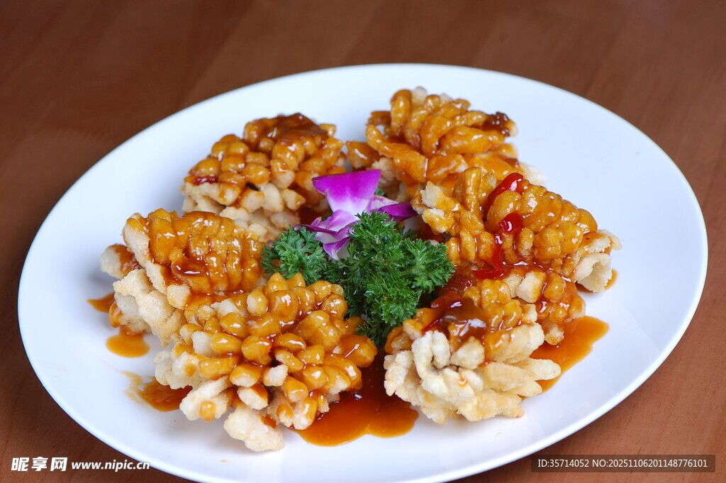 美味松鼠鱼摆盘中