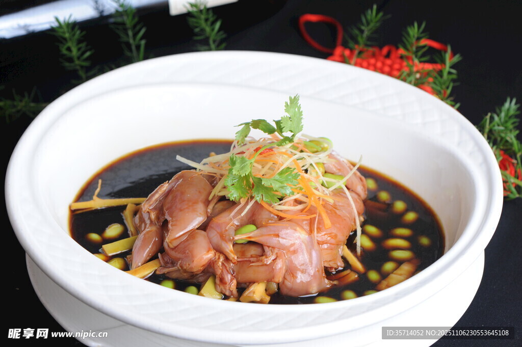 美味酱汁浇淋的鲜嫩肘子