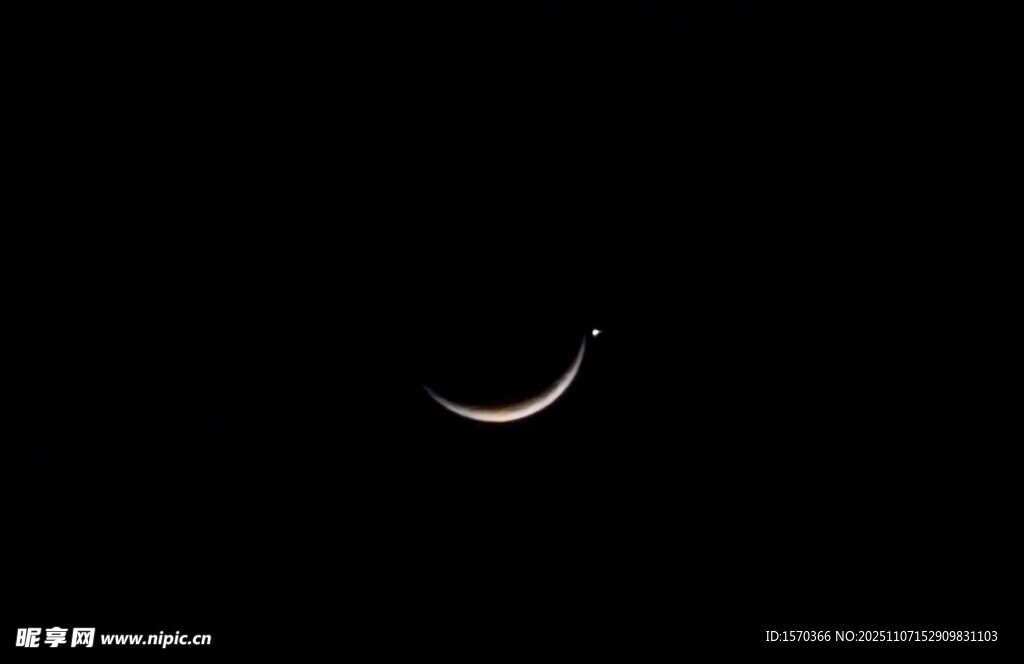 夜空中的弯弯新月