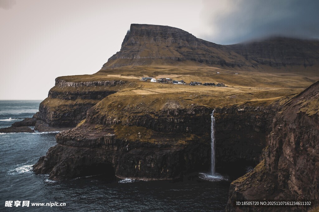 悬崖瀑布下的壮阔海岸风光