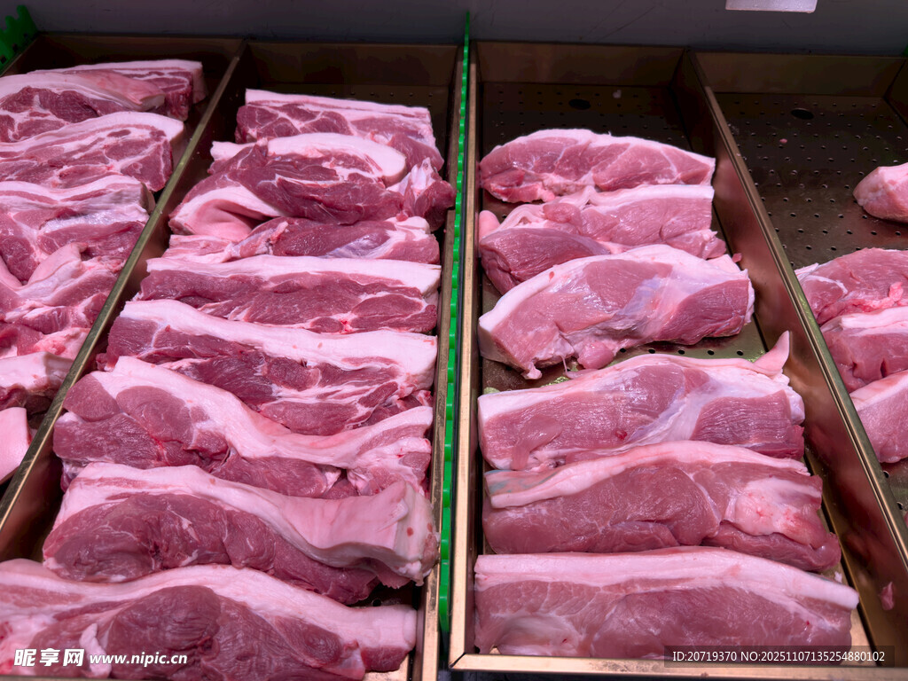 新鲜猪肉整齐陈列