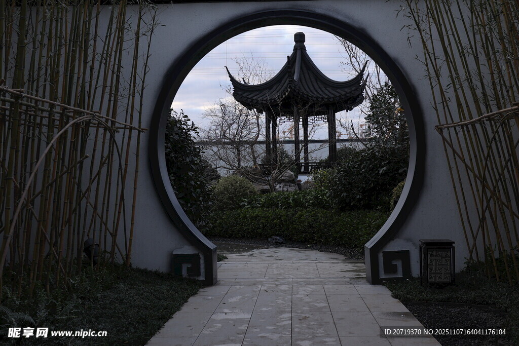 中式圆门后的古典亭景