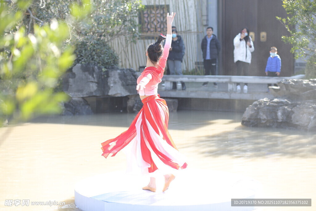 红衣舞者优雅起舞