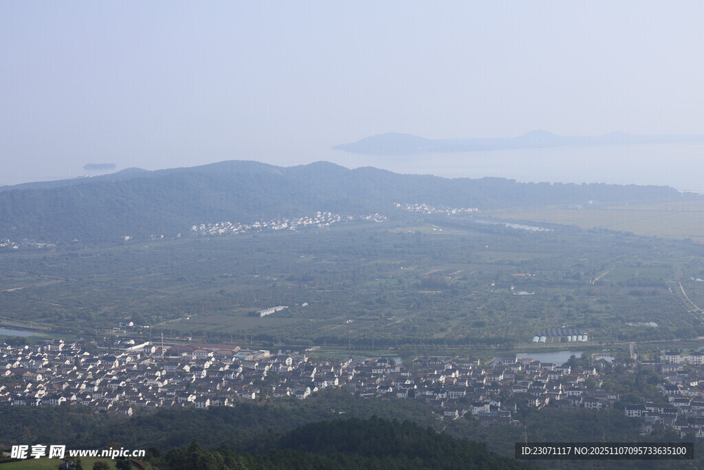 俯瞰城市与远山美景