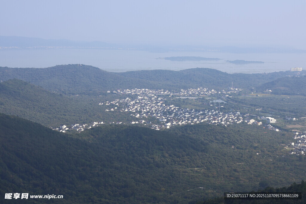 俯瞰山间城镇美景