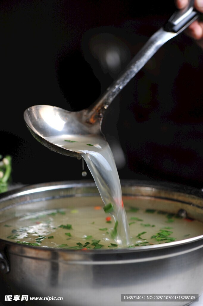 舀汤瞬间羊汤