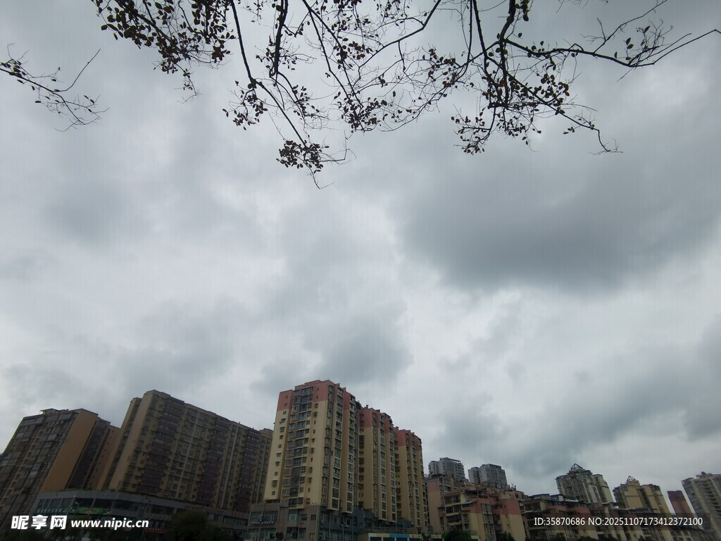 阴天里的城市高楼景观