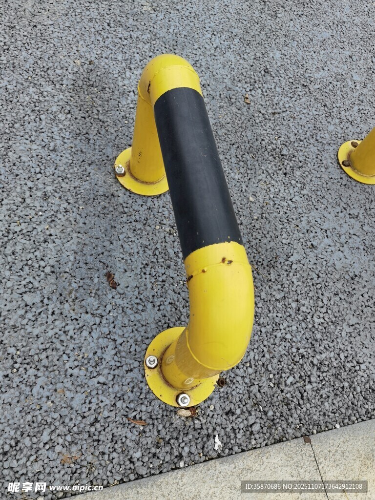 黄色橡胶防撞护栏特写