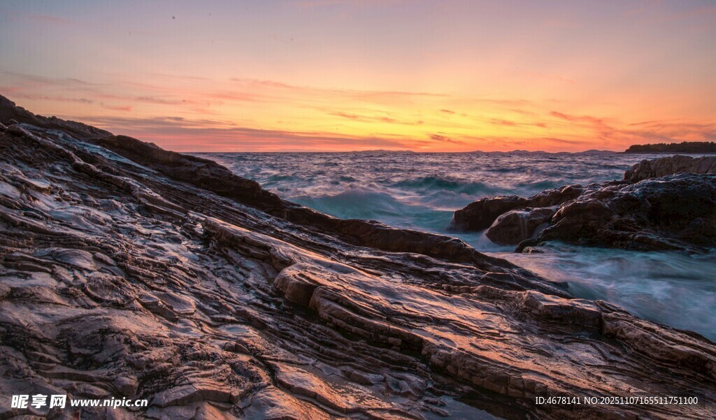 海边日落时的嶙峋岩石