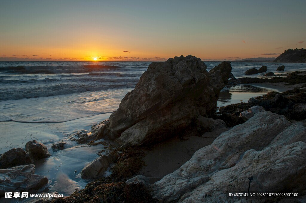 海边日落时的礁石美景
