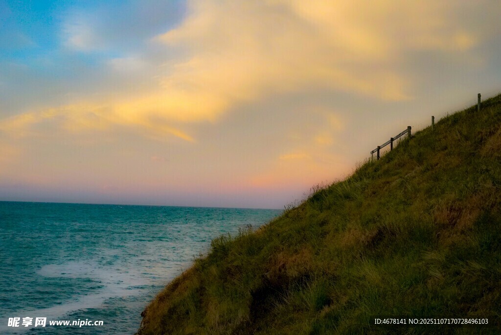 海边黄昏时的草地与海浪