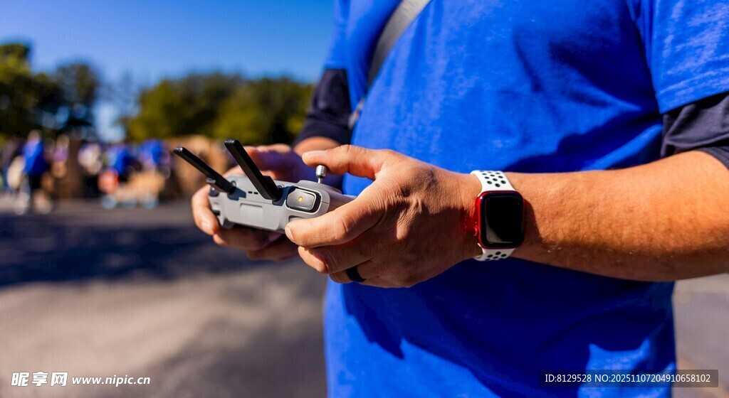 男子户外手持设备准备运动