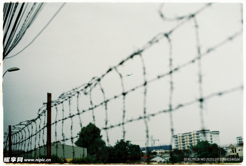 带刺铁丝网围栏场景