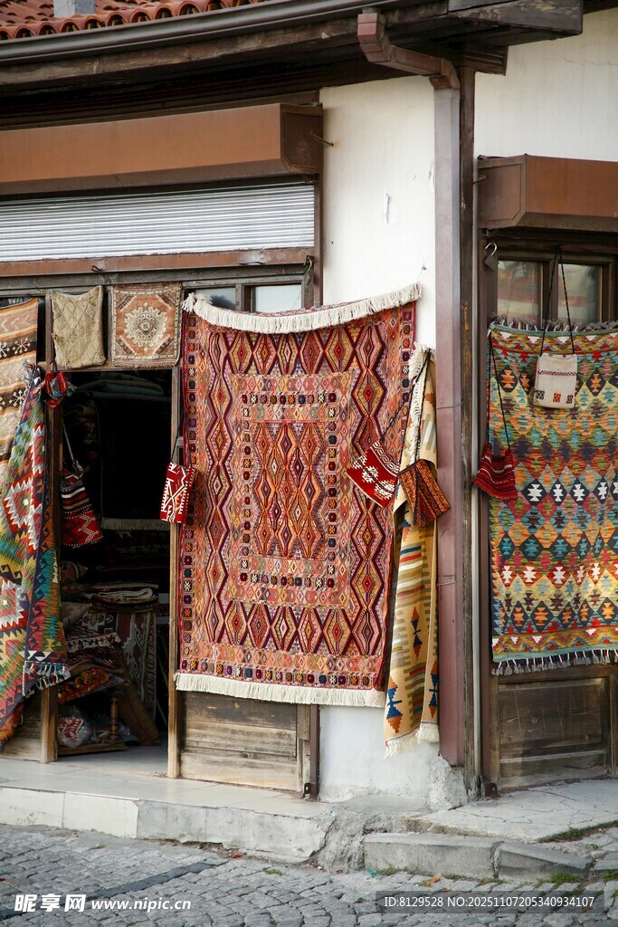 传统店铺外的精美手工挂毯