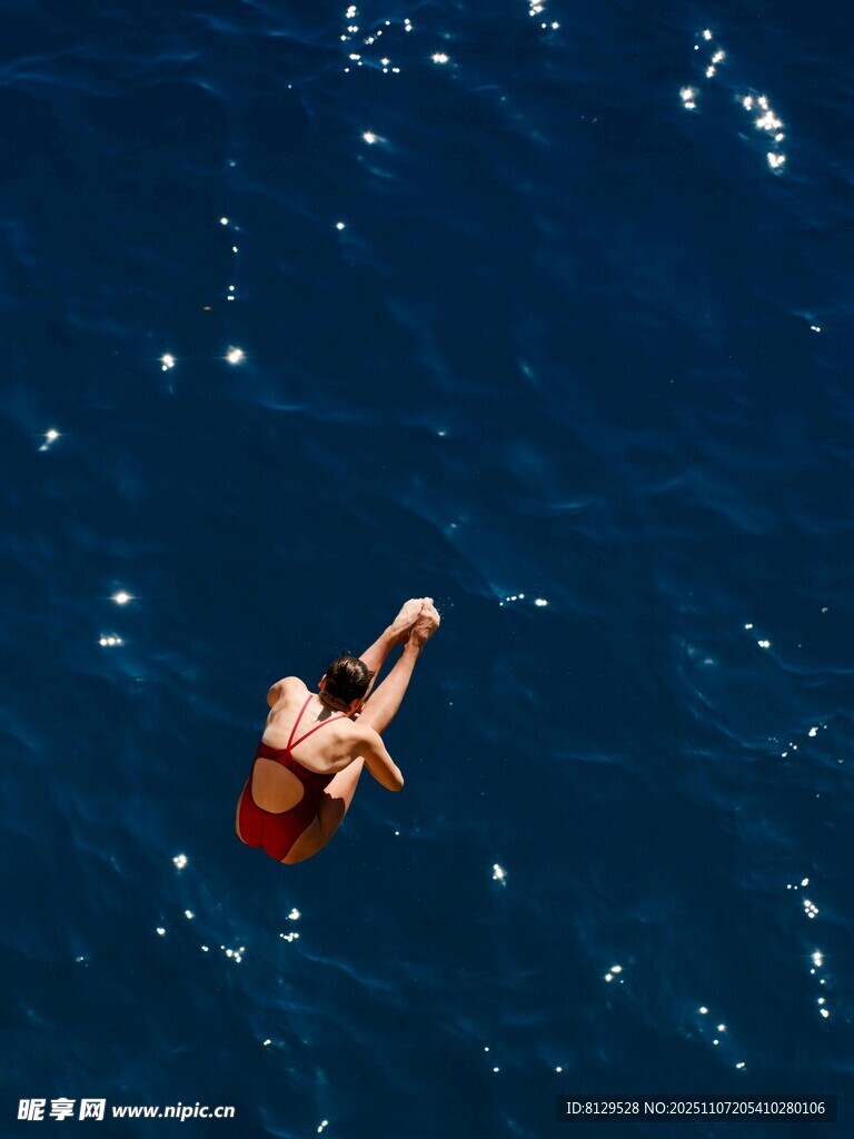 女子于蓝水间优雅游泳