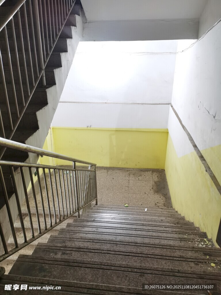 老旧楼道中的灰色楼梯