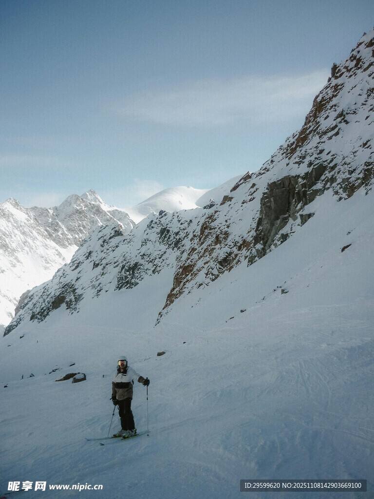 雪山中的孤独滑雪者