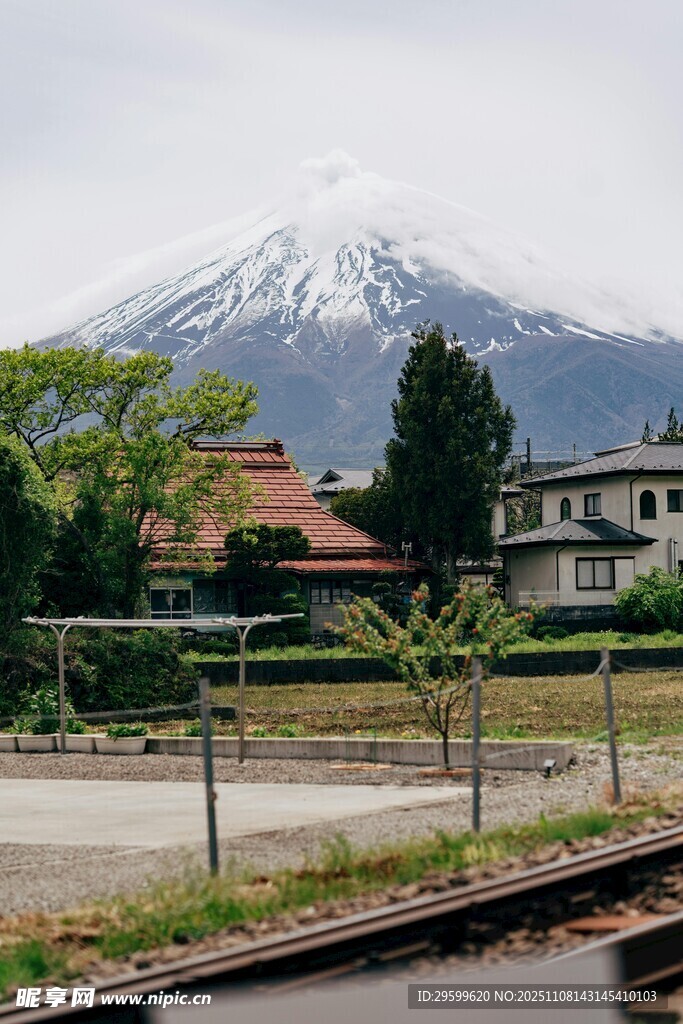富士山下的城镇风景