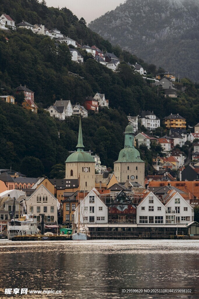 依山傍水的美丽小镇风光