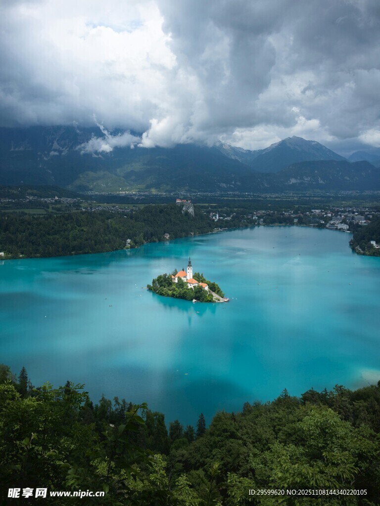 梦幻蓝湖中的湖心小岛