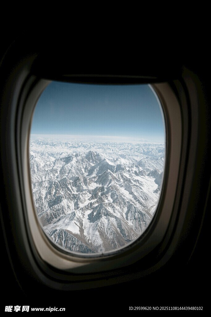 飞机窗景下的壮丽雪山