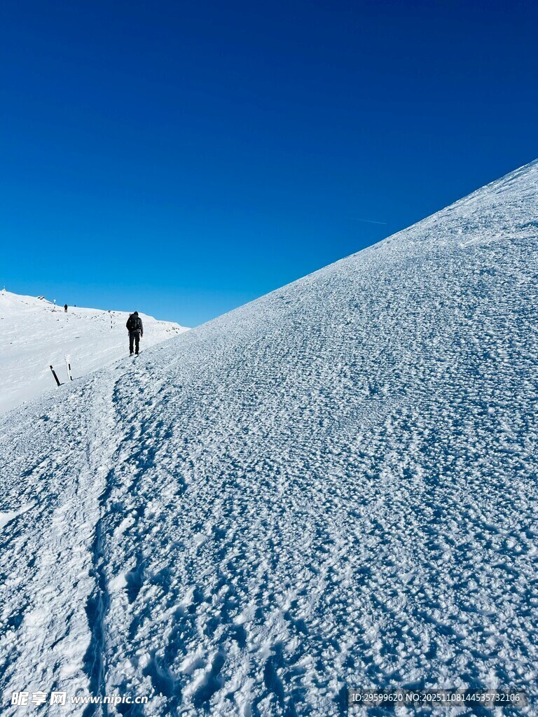 雪地徒步者的孤独旅程