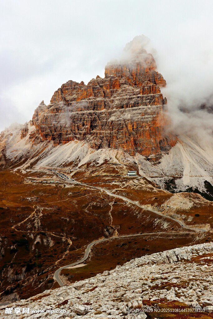 云雾缭绕的壮丽山峰