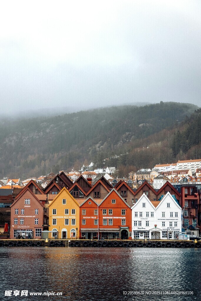 临水多彩房屋的美丽景致