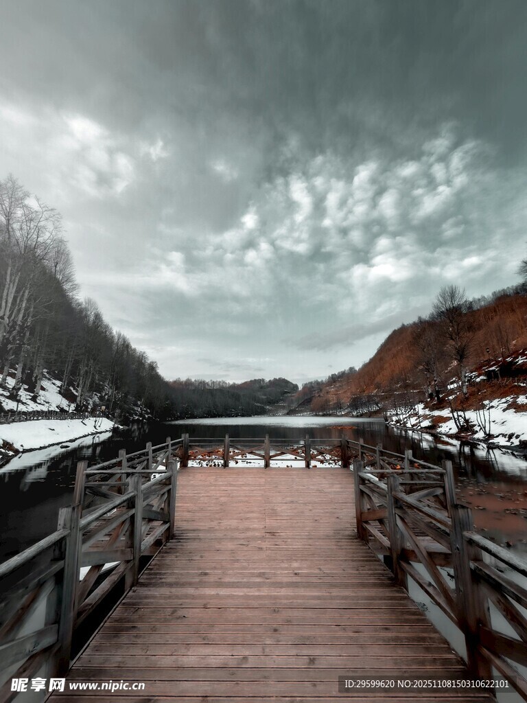 冬日湖畔木栈道风景