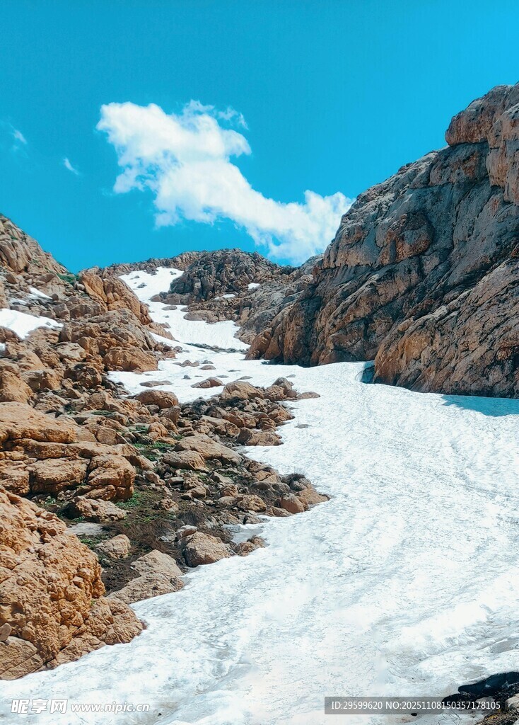 雪山峡谷壮丽风光