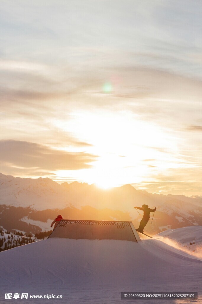 夕阳下的滑雪者