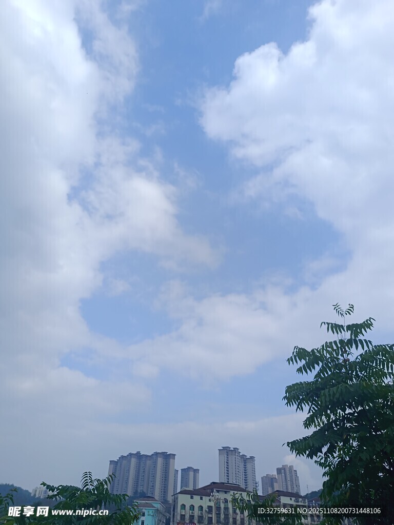 城市天际线与蓝天白云