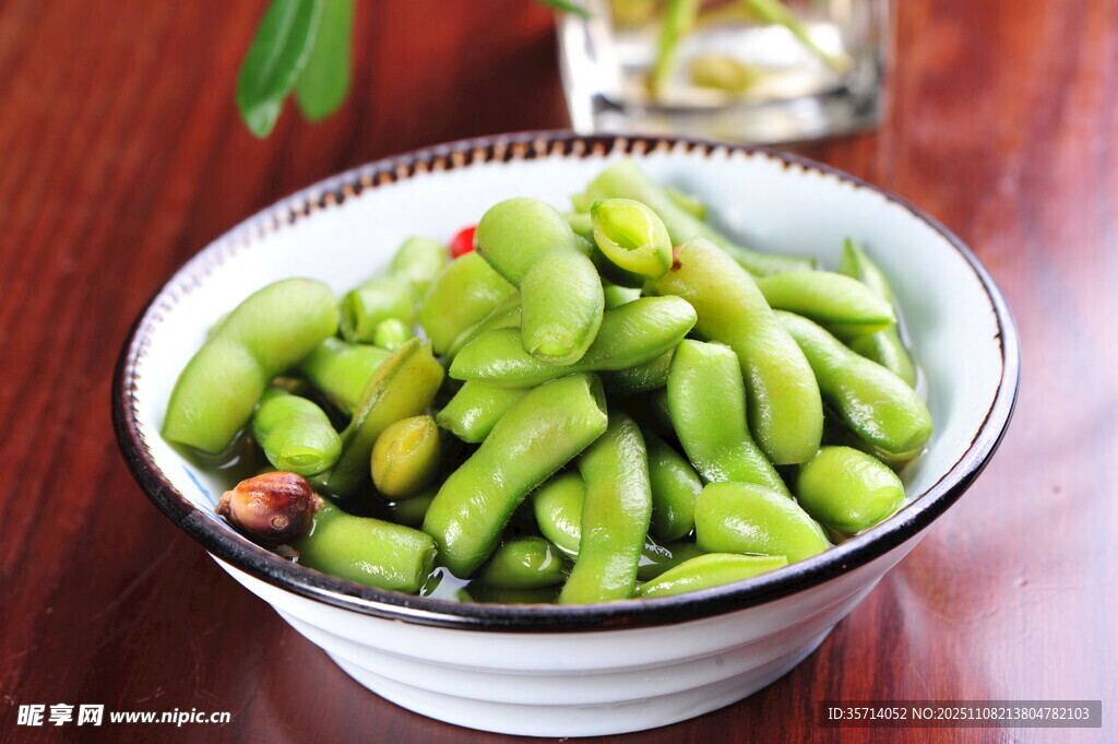 碗中翠绿美味的煮毛豆