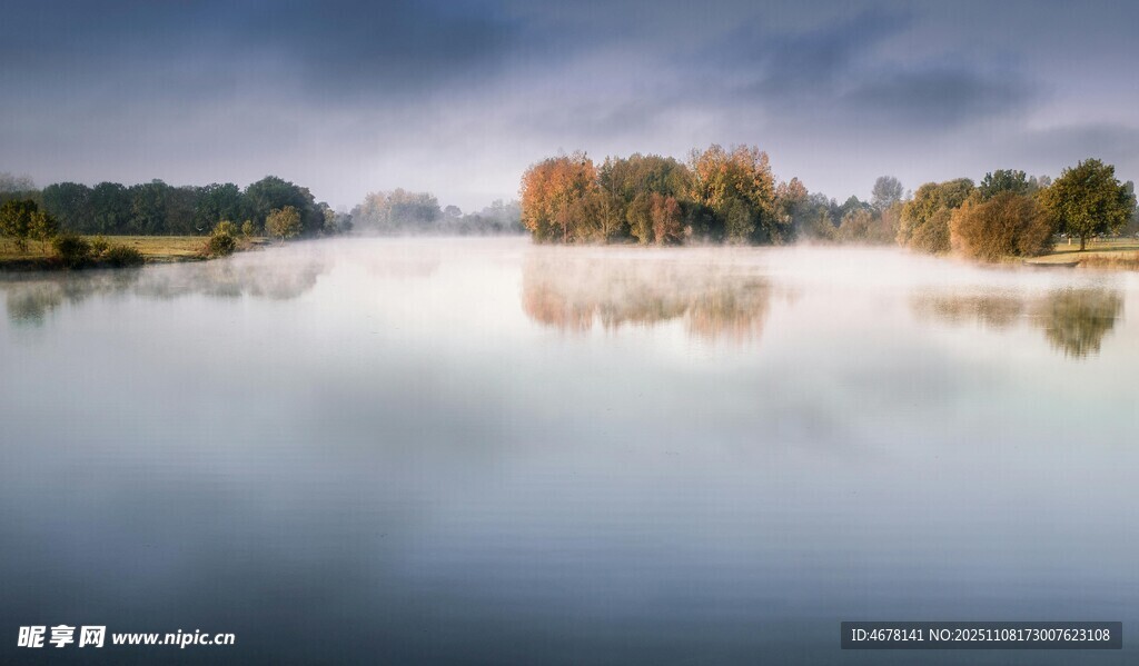 宁静湖面的清晨美景