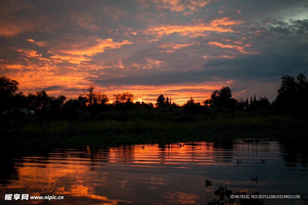 湖畔绚丽晚霞倒影美景