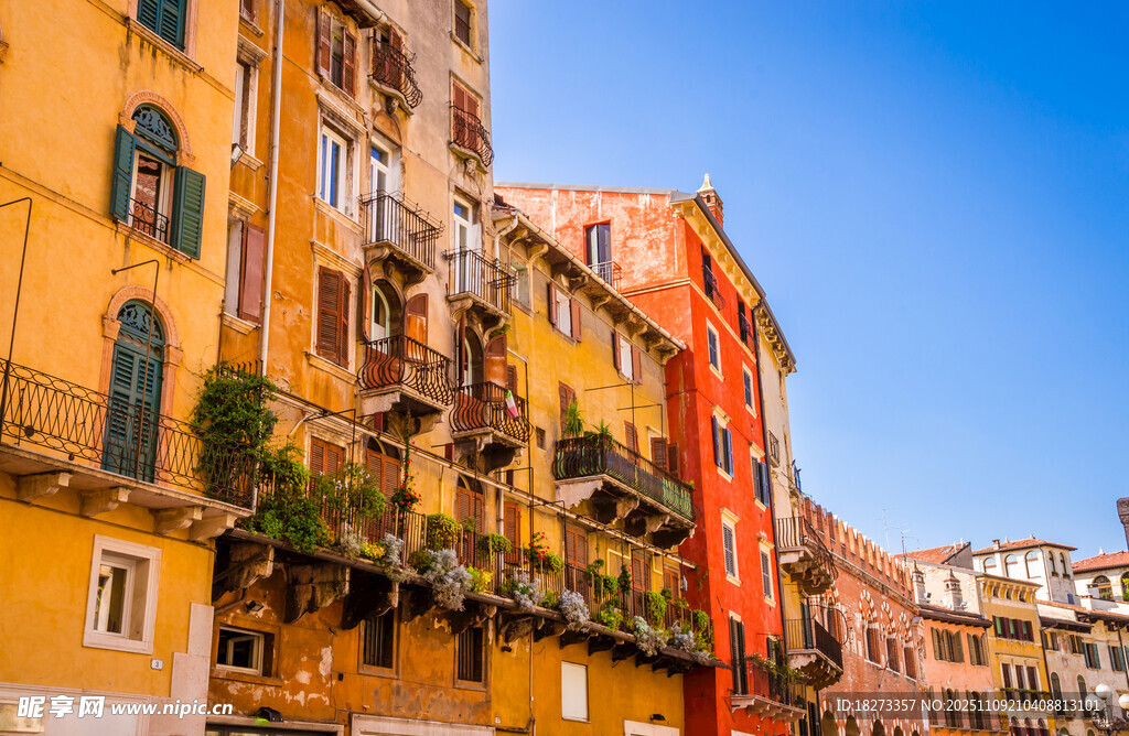 色彩斑斓的欧式风情街道