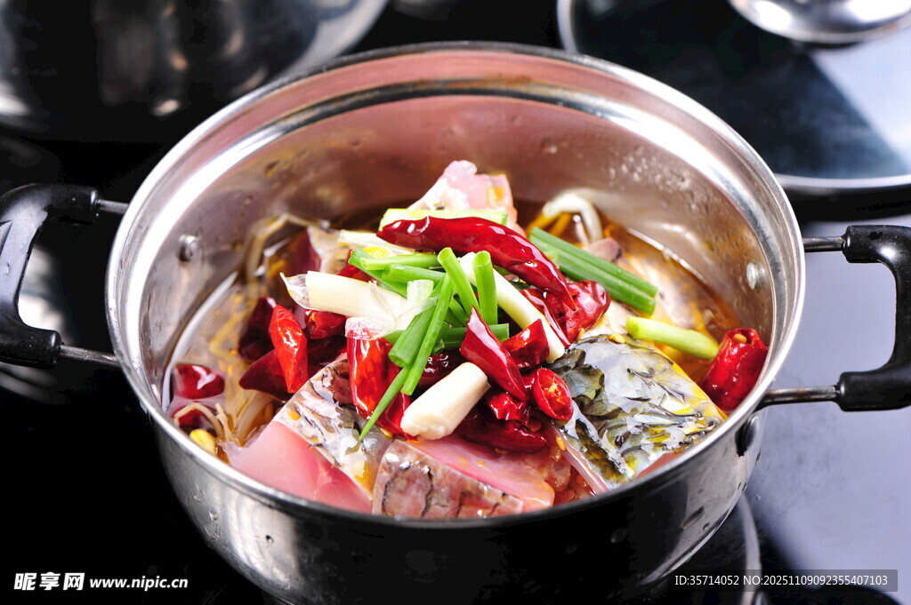 锅中炖煮的多彩食材