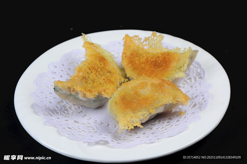 金黄酥脆煎饺摆于盘中