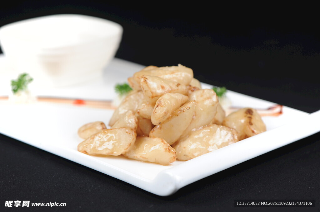 美味炸物摆于精致白盘