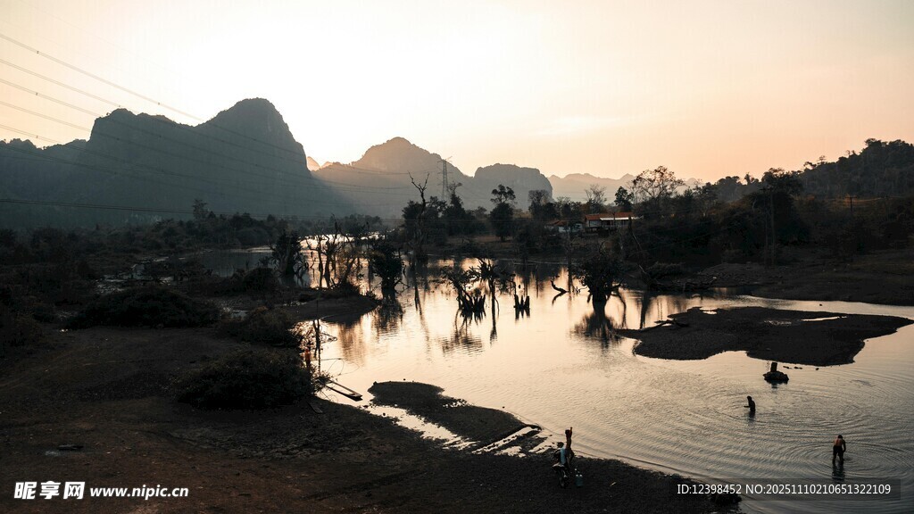 夕阳下的山水河畔美景