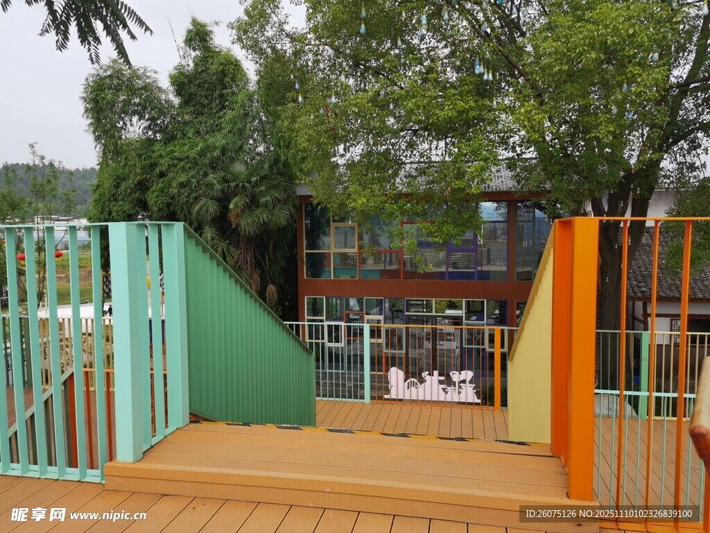 多彩户外木质观景平台